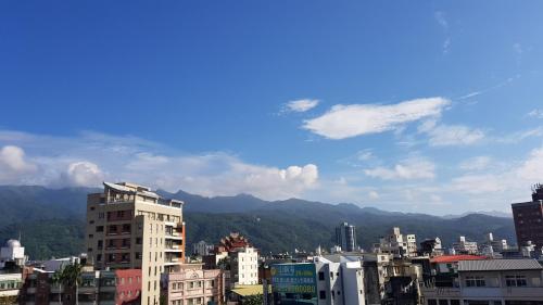 頭城鎮にあるToucheng Homestayの建物や山々のある街並み