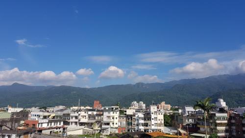 una ciudad con edificios y montañas en el fondo en Toucheng Homestay, en Toucheng