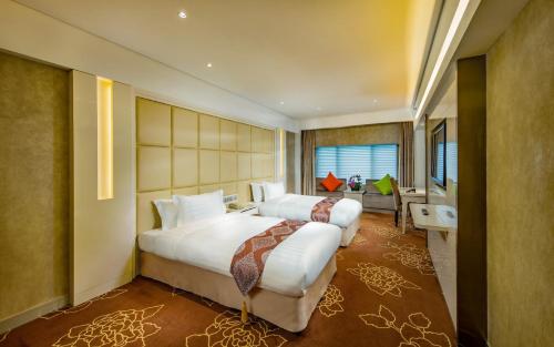 Pokój hotelowy z dużym łóżkiem i łazienką w obiekcie Rio Hotel w mieście Makau