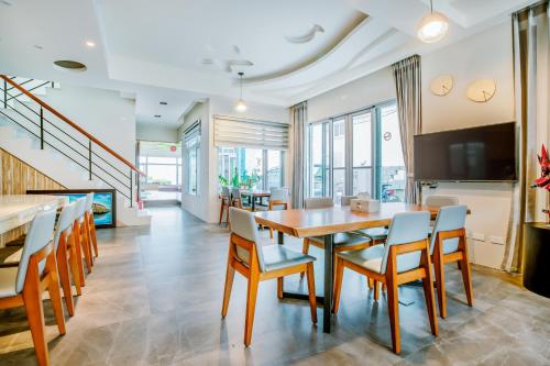 a dining room with a table and chairs at Party of the Ocean B&B in Magong