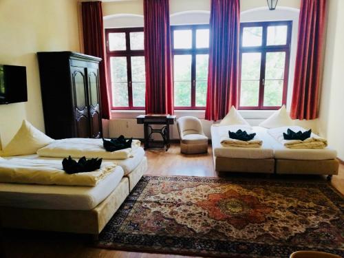 a living room with two couches and two windows at Ferienwohnung Alt Görlitz II in Görlitz