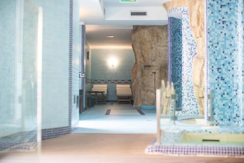 ポッツオーリにあるHotel Villa Luisaの青いタイルの廊下