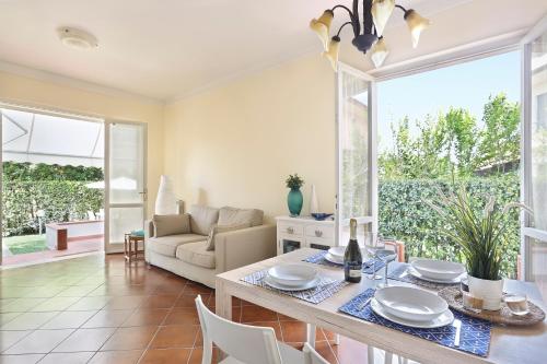 Φωτογραφία από το άλμπουμ του NEW!! Villetta Magenta! σε Pietrasanta