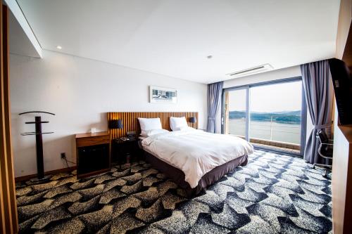 Un pat sau paturi într-o cameră la Asia Lakeside Hotel