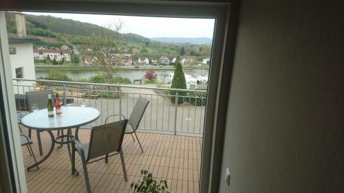 einen Balkon mit einem Tisch und Stühlen sowie Aussicht in der Unterkunft Weingut Edwin Pauly in Palzem