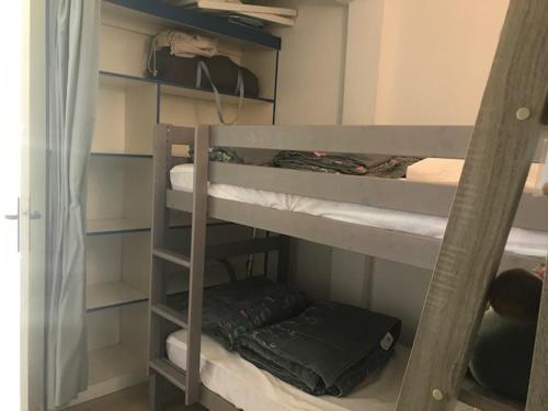 a room with bunk beds in a room at la Bassure de Baas à Ambleteuse in Ambleteuse