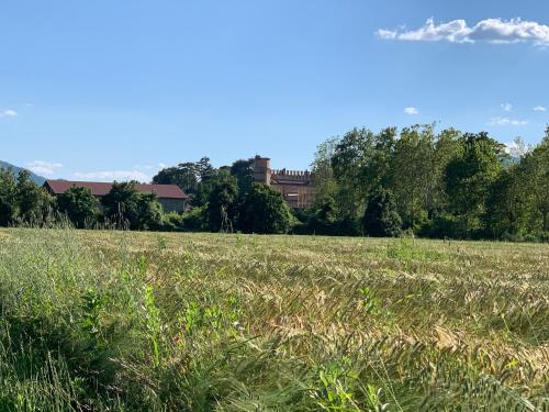 a field of grass with a building in the background at PALAZZO DE' ROSSI HOTEL in Sasso Marconi