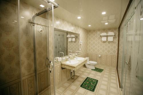 A bathroom at Hotel KARAVAN