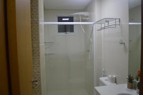 瓜拉派瑞Edifício Corte Real的带淋浴、马桶和水槽的浴室