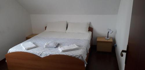 1 dormitorio con 1 cama con 2 toallas en Apartment 200 metri dal mare, en Scalea