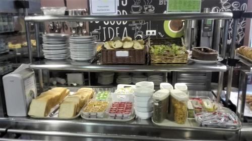 una linea a buffet con panini e altri prodotti alimentari di Residencia Universitaria Resa Hernan Cortes a Salamanca