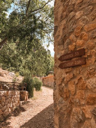 a sign on the side of a stone wall at Finca Ses Fontanelles in Andratx
