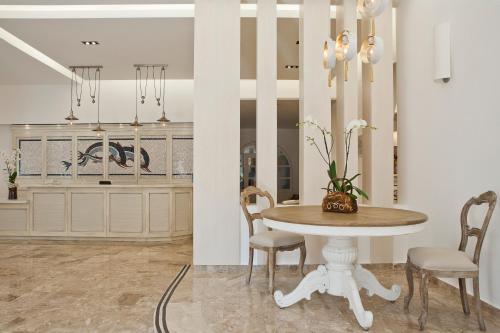 Fotografie z fotogalerie ubytování Kamari Hotel v destinaci Platis Gialos