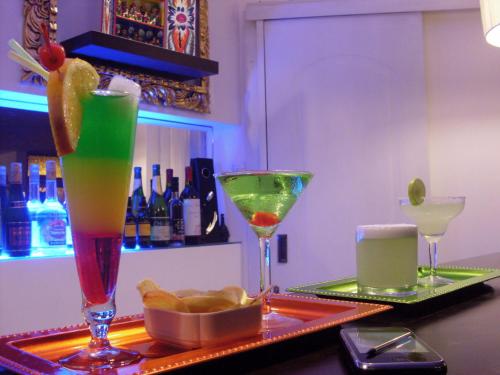 twee cocktails op een dienblad op een bar bij CasaHotel Jockey Plaza Mall in Lima