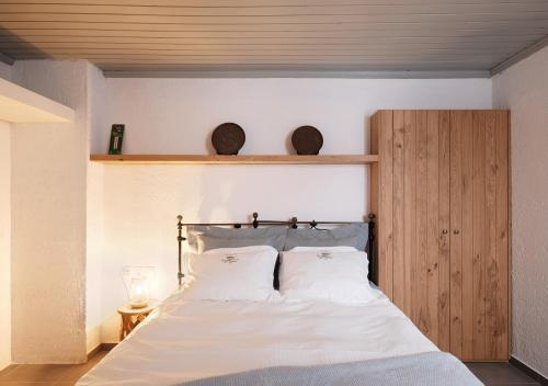Ένα ή περισσότερα κρεβάτια σε δωμάτιο στο Keresbino Hydra Port House