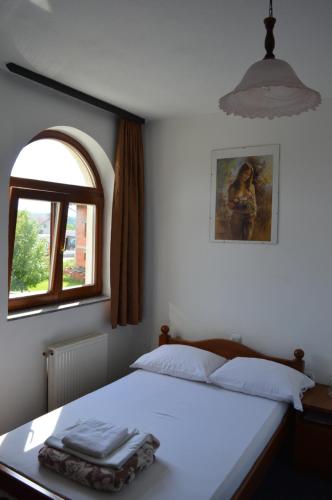um quarto com uma cama branca e uma janela em Motel Signal em Banja Luka