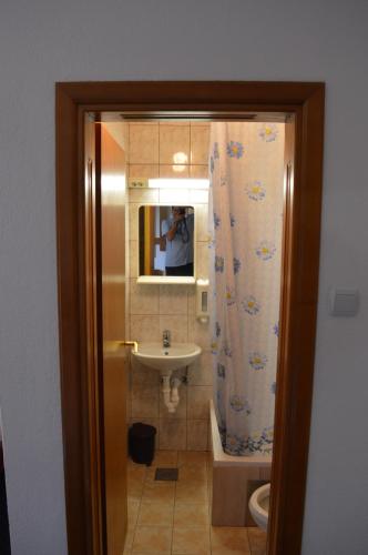 La salle de bains est pourvue d'un lavabo, de toilettes et d'un miroir. dans l'établissement Motel Signal, à Banja Luka