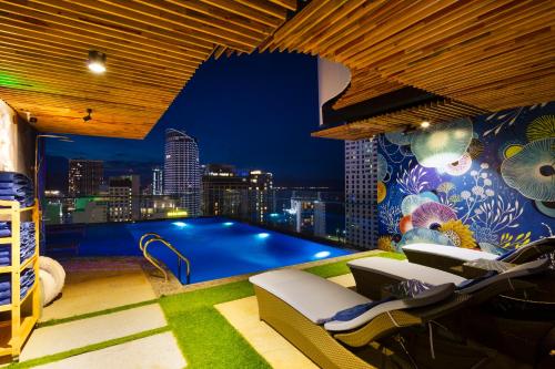 uma piscina no telhado de um edifício em Erica Nha Trang Hotel em Nha Trang