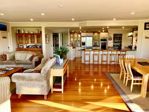 a living room with a kitchen and a dining room at Heaven's Rest B&B in Pukekohe East
