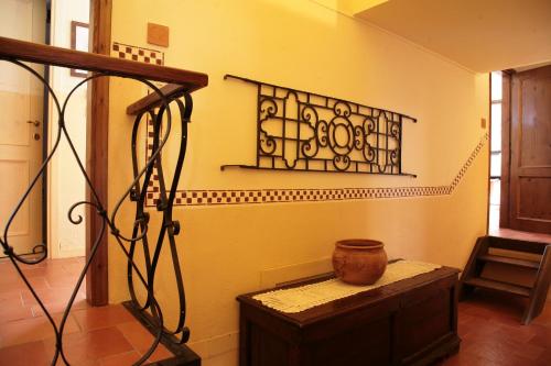 a room with a table and a vase on the floor at Malvarina in Capodacqua