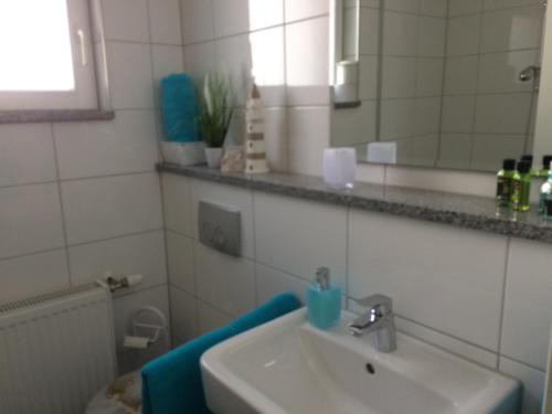 Ένα μπάνιο στο Schöne zwei Zimmer Wohnung