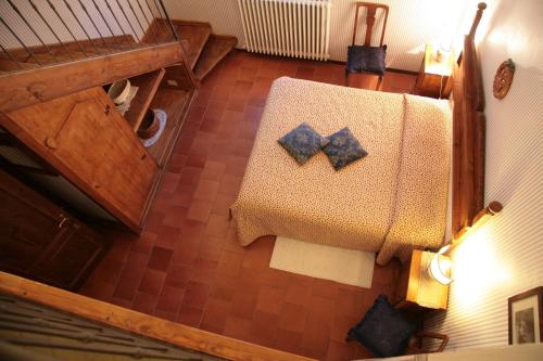 an overhead view of a room with a couch with pillows at Malvarina in Capodacqua