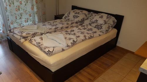 シフィノウイシチェにあるRegina Maris Świnoujście - Apartament Anderszのベッド(白黒の毛布付)