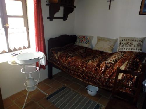 Habitación pequeña con cama y ventana en Letűnt Idők Vendégház, en Kemenesmihályfa