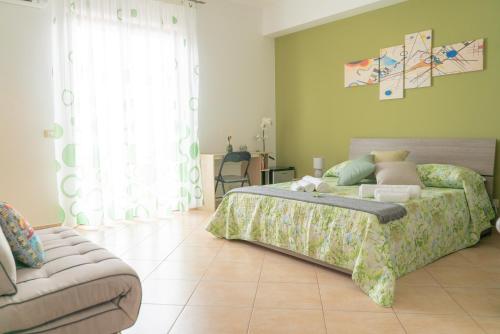 sypialnia z łóżkiem i kanapą w obiekcie B&B Alle Falde Dell'Etna w mieście Zafferana Etnea