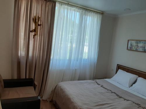Un ou plusieurs lits dans un hébergement de l'établissement Guesthouse of Manoni Ratiani
