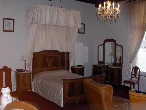 Una cama o camas en una habitación de Erasmus Hotel