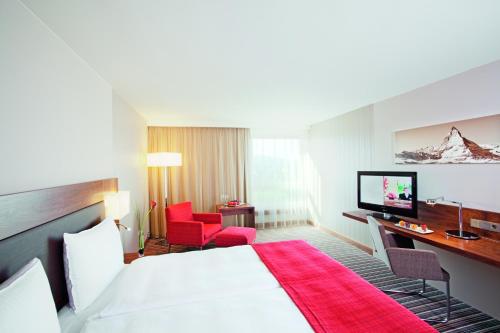 Postel nebo postele na pokoji v ubytování Mövenpick Hotel Zurich Airport