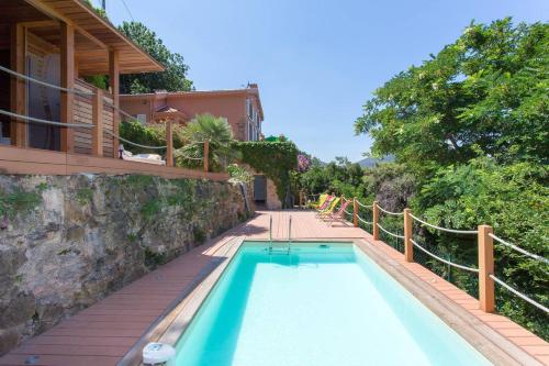 une piscine devant une maison dans l'établissement La Petite Fontaine, à Théoule-sur-Mer