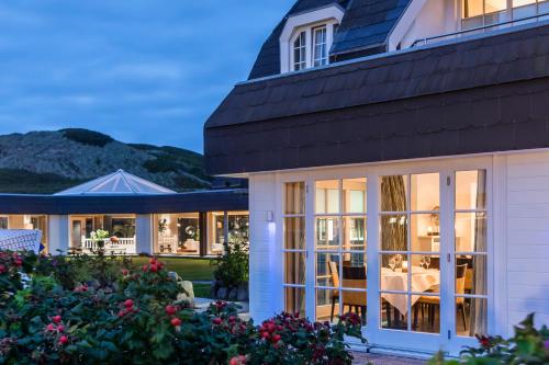 a view of the house from the garden at Dorint Strandresort & Spa Westerland/Sylt in Westerland (Sylt)