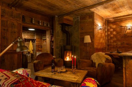 Χώρος καθιστικού στο Le Refuge de Serre-Chevalier, dans un esprit chalet, commune de Le Monêtier-les-Bains