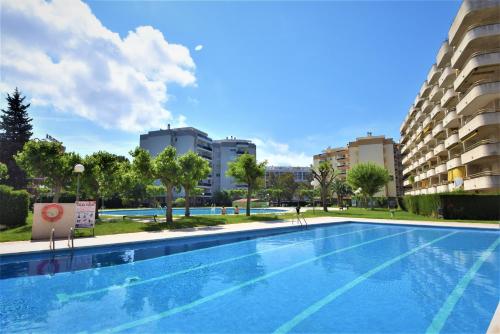 una gran piscina con edificios en el fondo en Residencial Ventura Park / Royal / Jerez, en Salou