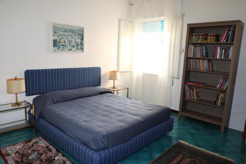 sypialnia z łóżkiem i półką na książki w obiekcie Casa Elvira w mieście Terrasini