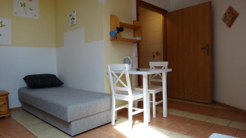 a room with a bed and a table and a chair at Gaski Na Fali in Gąski