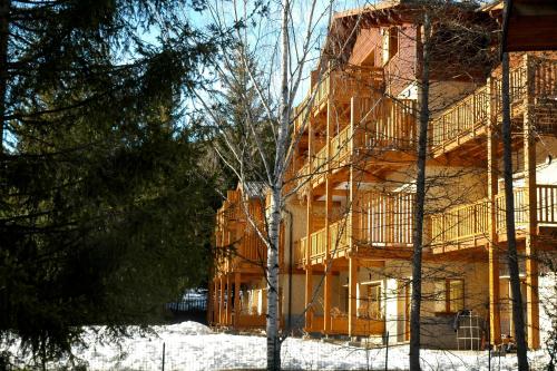 Το Le Refuge de Serre-Chevalier, dans un esprit chalet, commune de Le Monêtier-les-Bains τον χειμώνα