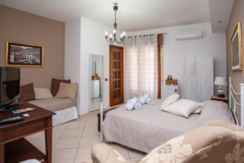 een woonkamer met een bed en een bank bij Le Vie di Monreale in Monreale