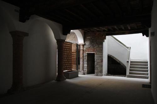 an empty room with stairs and a stair case at Al Libro Letto in Viterbo
