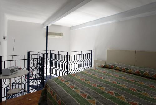 ナポリにあるDormidaMèのベッドルーム1室(ベッド1台、テーブル1台、ベッド1台付)