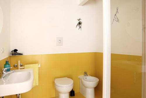 ナポリにあるDormidaMèのバスルーム(洗面台、トイレ、バスタブ付)