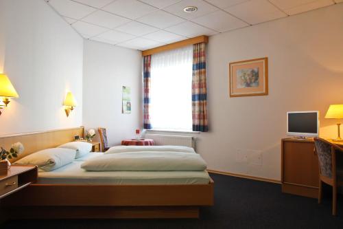 Habitación de hotel con 2 camas y TV en Zum Bräu-Toni, en Dietfurt