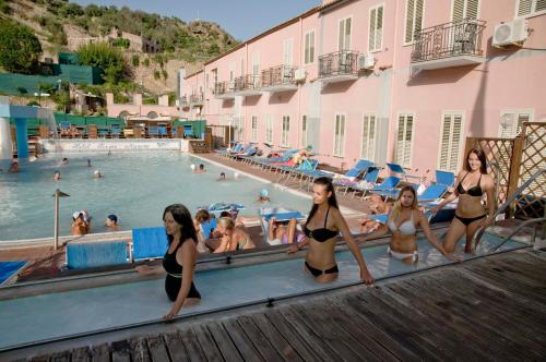 grupa kobiet w strojach kąpielowych stojących w basenie w obiekcie HOTEL TERME MARINO w mieście Ali Terme