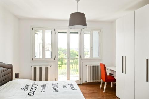 sypialnia z łóżkiem, biurkiem i oknem w obiekcie Borgo Sole Cittadella w mieście Cittadella