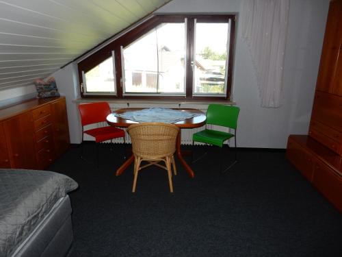 Pokój ze stołem, krzesłami i oknem w obiekcie Ferienwohnung Apfelstübchen w mieście Friedrichshafen