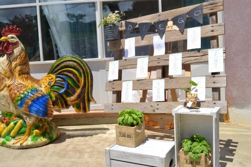 a statue of a rooster standing next to a wooden wall at Borgo Rosso di Sera - Resort Country Chic in San Lucido