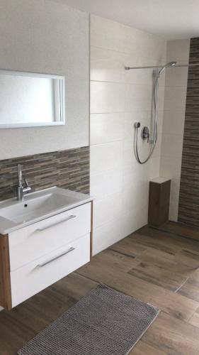 a bathroom with a sink and a shower at Ferienwohnung Scholter in Eichstegen