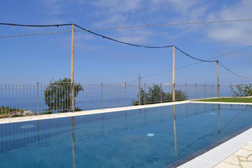 una piscina con una valla alrededor en Borgo Rosso di Sera Resort, en San Lucido